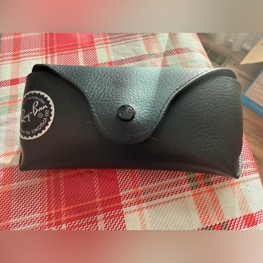 Ray-Ban sunglasses & case - Picture 5 of 5